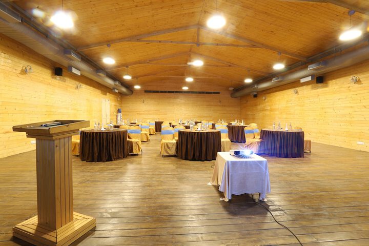 Ballroom/Hall 73 of 101