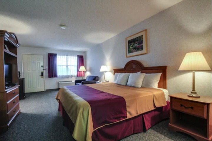 Deluxe King Bed (3 of 7)