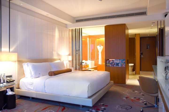 Room 13 of 182