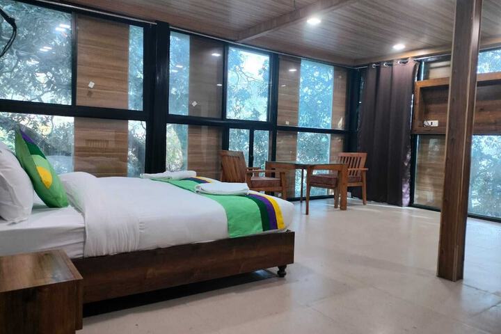 Room 4 of 8