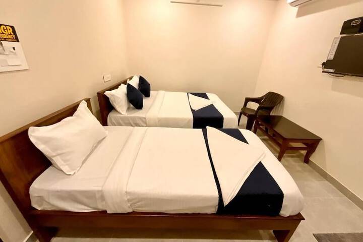 Room 4 of 12