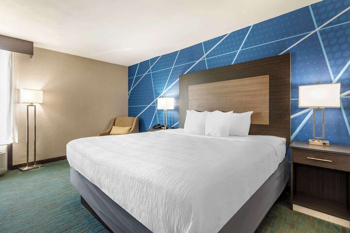1 King Bed (2 of 15)