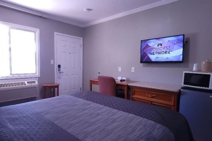 Queen Bed Accessible (8 of 31)