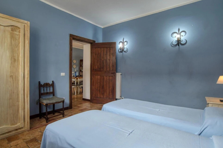 Room 4 of 13