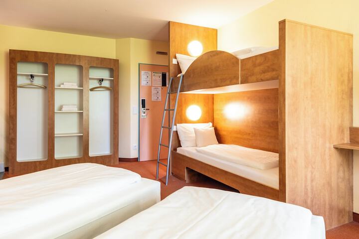 Room 26 of 154