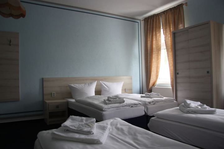 Room 10 of 37
