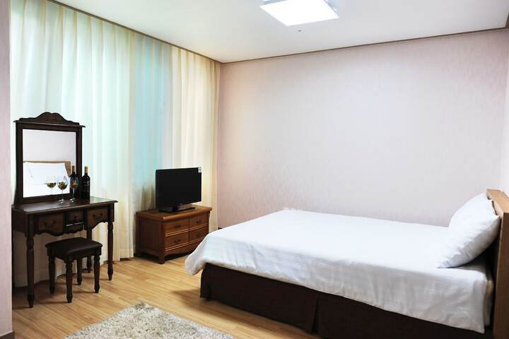 Room 2 of 80