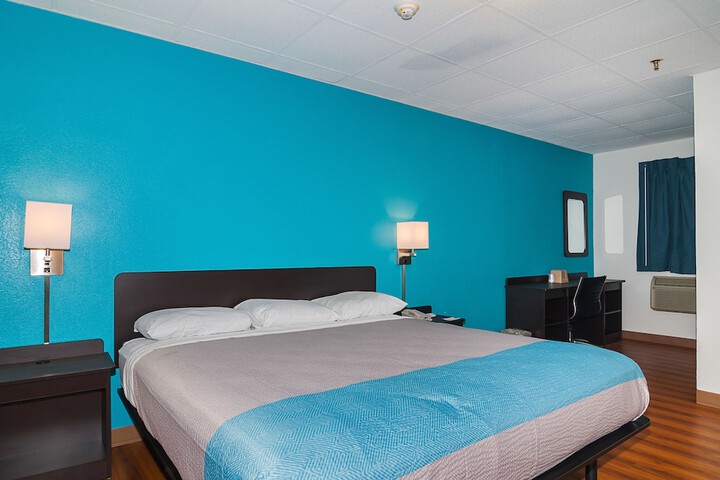 1 Queen Bed (9 of 16)