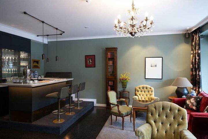 Lounge 40 of 42
