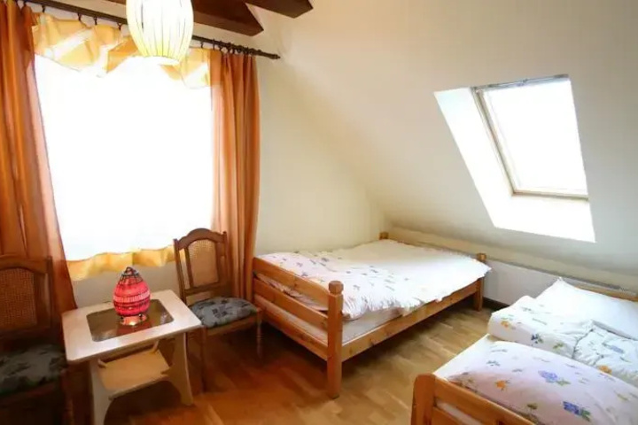 Room 4 of 10