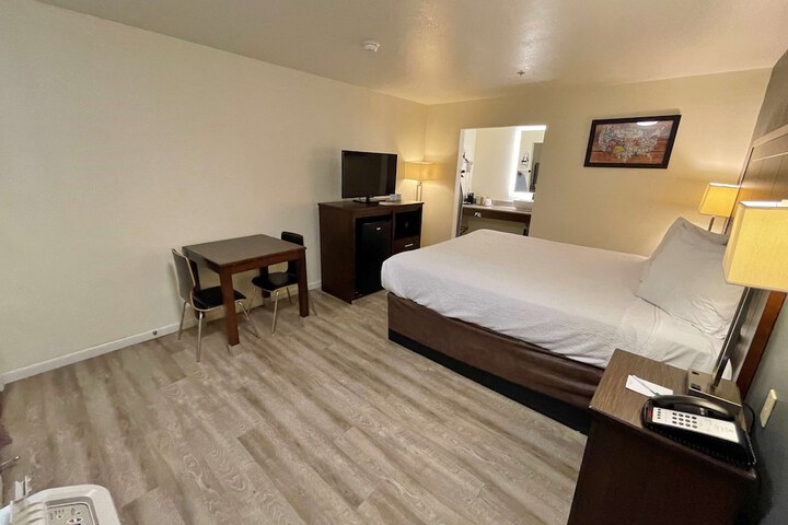 1 Queen Bed WiFi, Microwave, Refrigerator Table and Chairs Continental Breakfast (15 of 17)