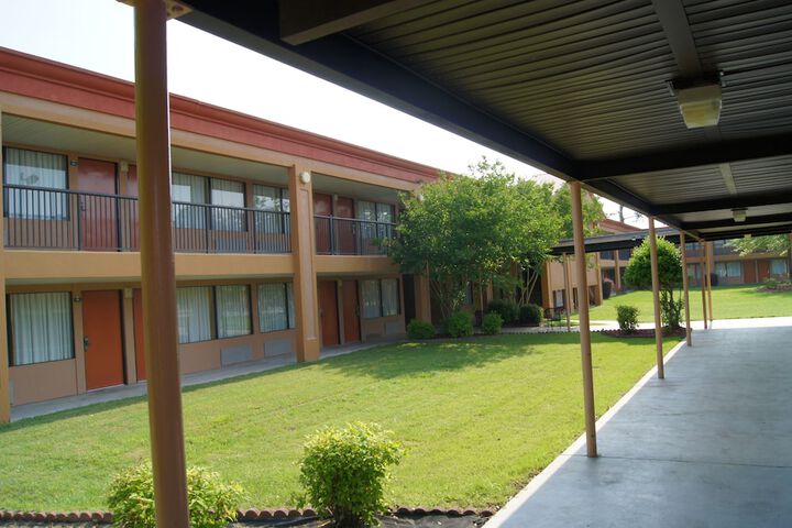 Hotel Exterior 77 of 101