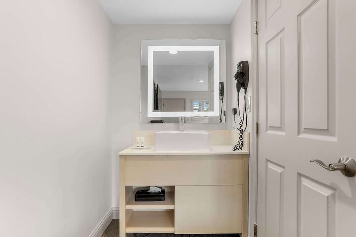 Room 25 of 43