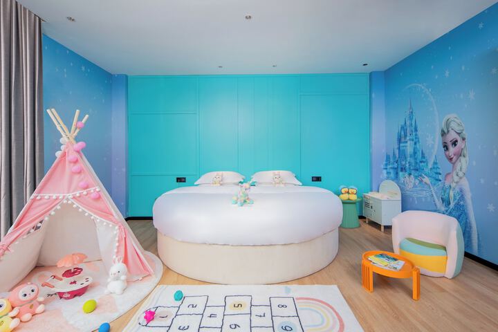 Room 33 of 143