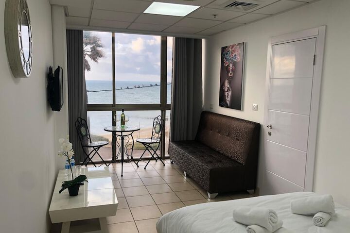 Room 10 of 140