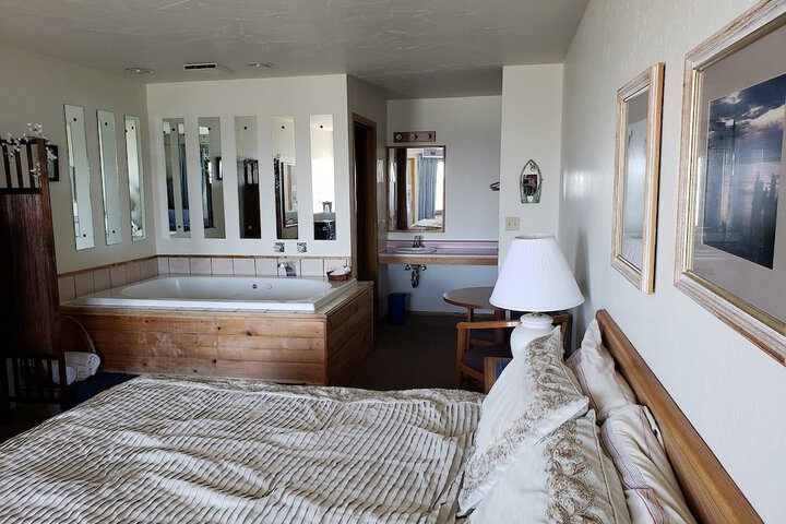 1 King Bed Beach Front Jetted Tub (5 of 40)