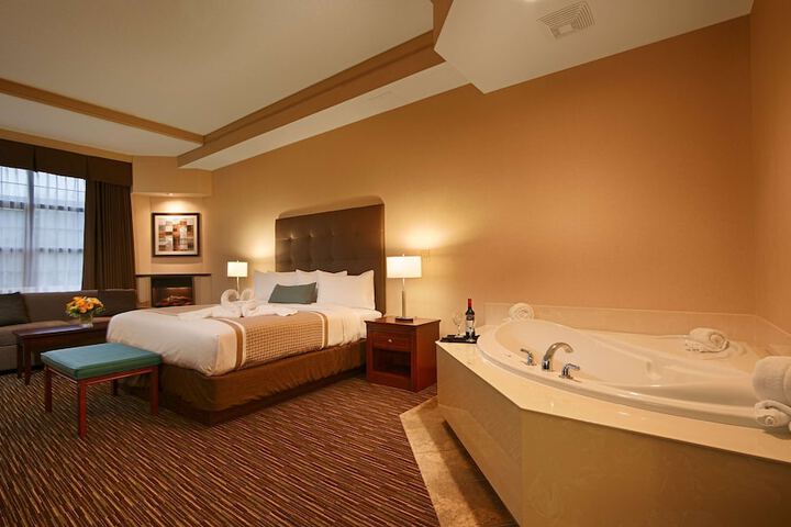 1 King Bed Gretzky Wing Microwave and Refrigerator Sofa Bed High Speed Internet Accessible Full Breakfast (29 of 33)