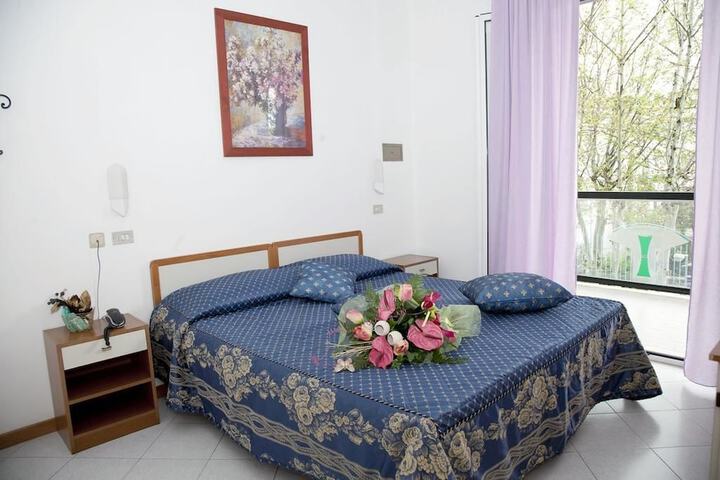 Room 2 of 10