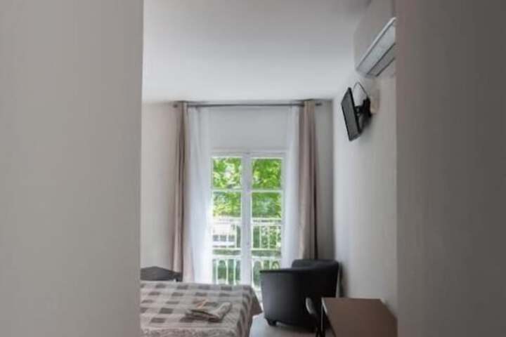 Room 9 of 32