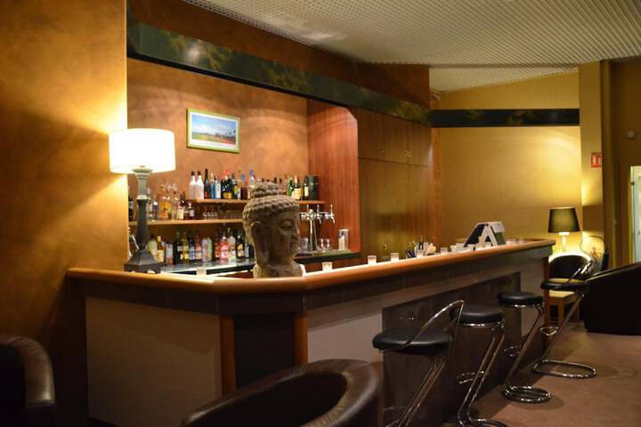 Lounge 33 of 49