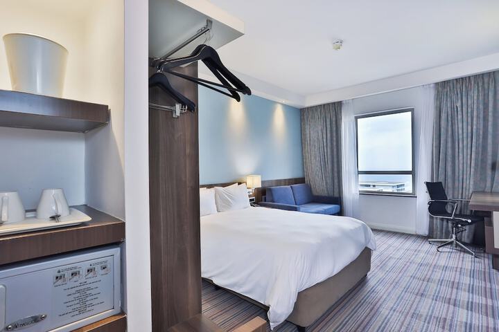 Room 27 of 187