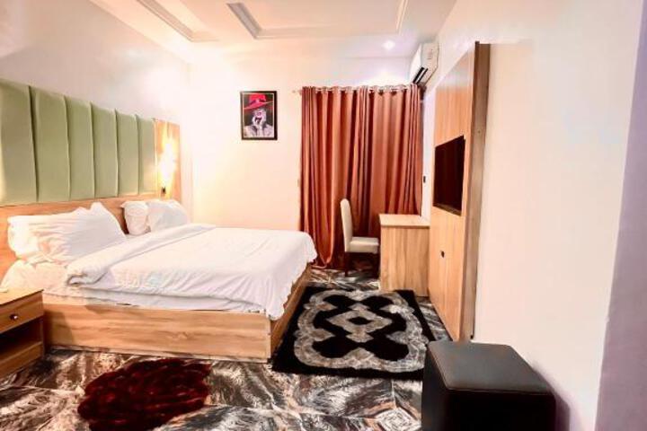 DE NEW DAWN HOTEL AND LOUNGE