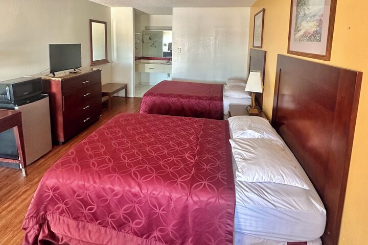 2 Queen Beds (3 of 4)