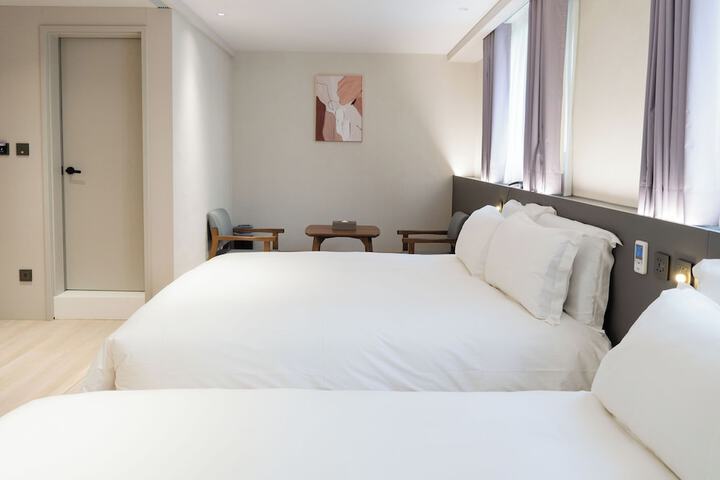 Room 10 of 83