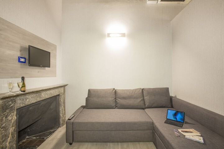 Room 17 of 33