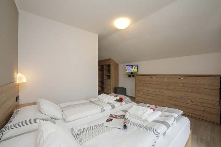 Room 4 of 11