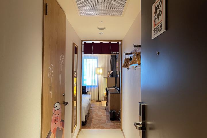 Room 33 of 73