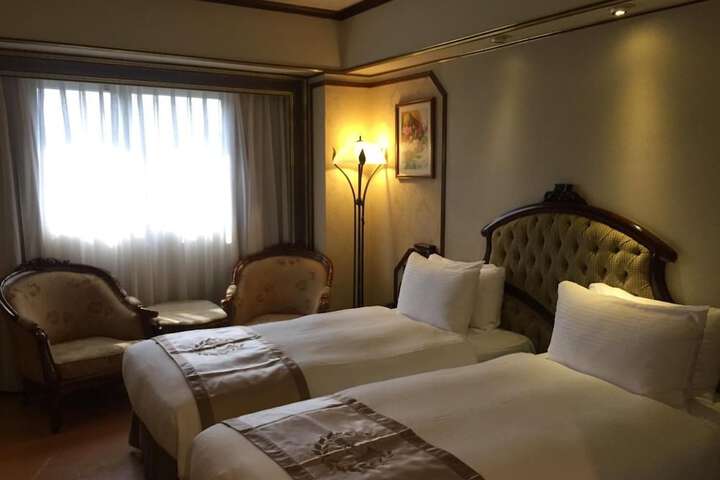 Room 15 of 40