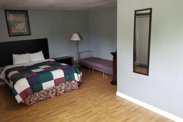 1 Queen Bed (9 of 16)