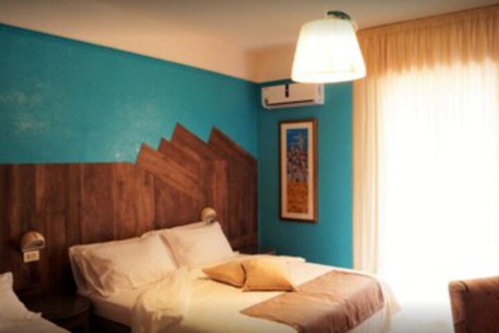 Room 7 of 12