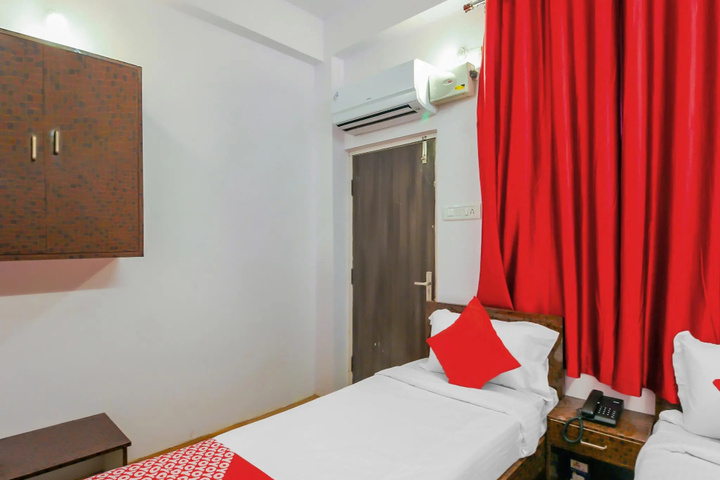 Room 2 of 10