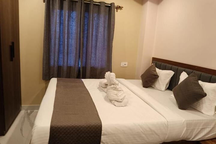 Room 7 of 12