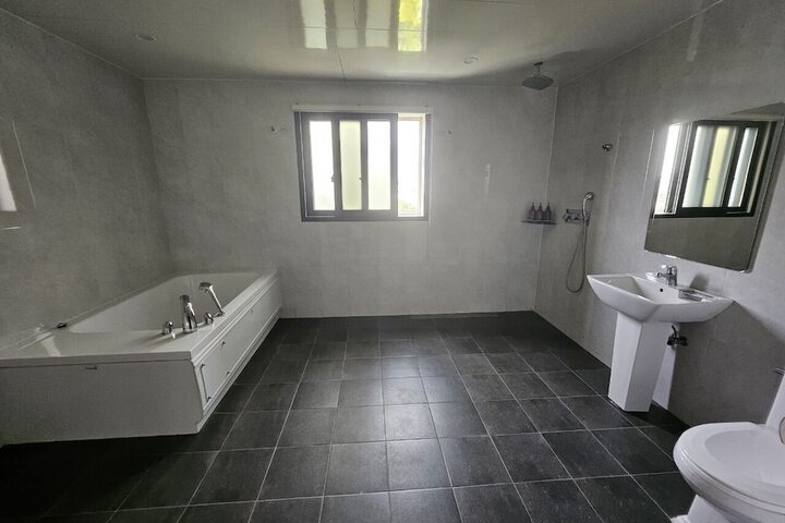 Room 10 of 14