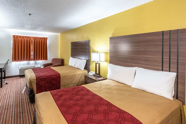 2 Double Beds (3 of 7)