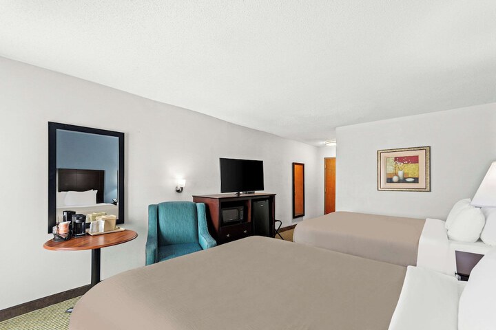 2 Queen Beds (8 of 11)