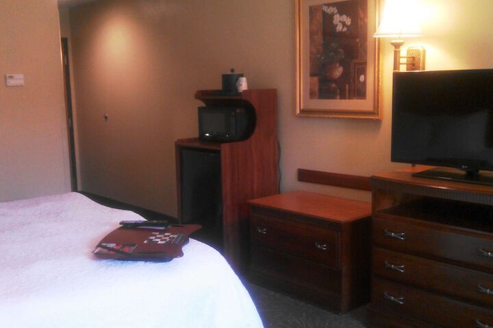 1 King Bed (4 of 8)