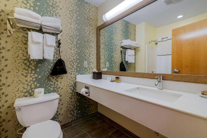 2 Queen Beds Microwave and Refrigerator Work Desk WiFi Full Breakfast (9 of 22)