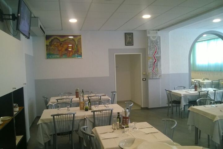 Dining 8 of 13