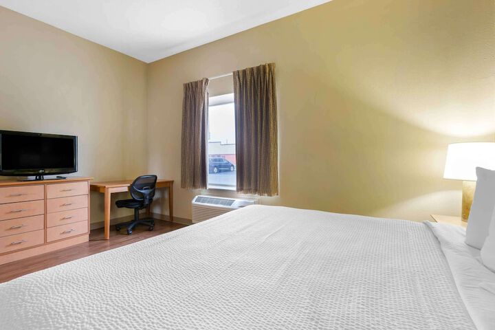 1 King Bed Kitchen Accessible (2 of 5)