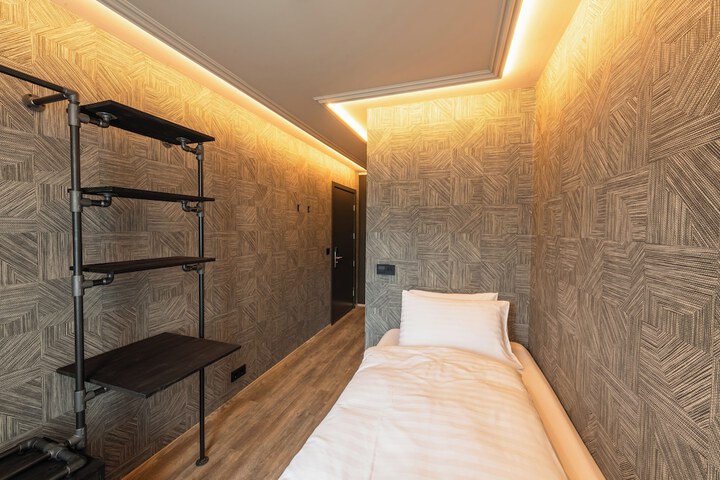 Room 17 of 65