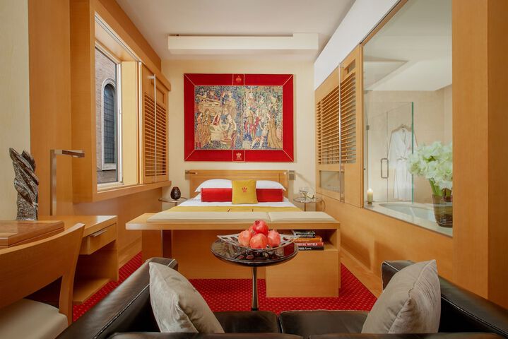 Room 10 of 26