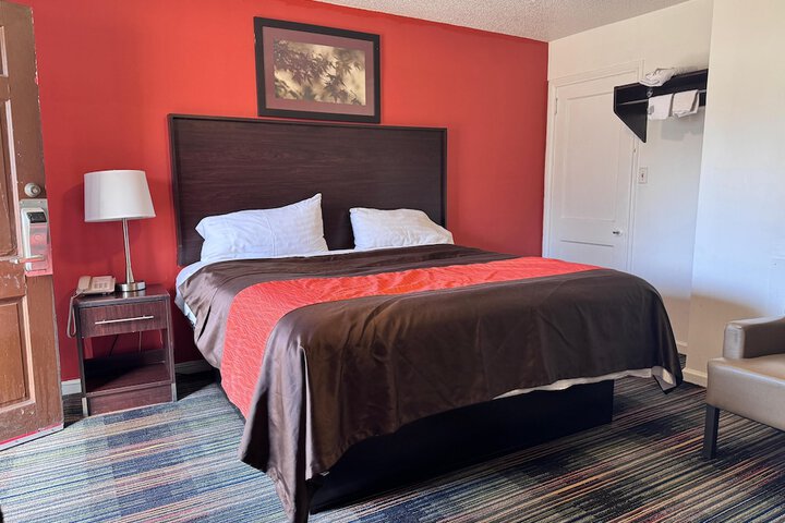 1 King Bed (5 of 14)
