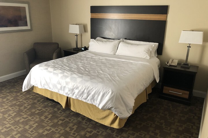 1 King Bed (16 of 16)