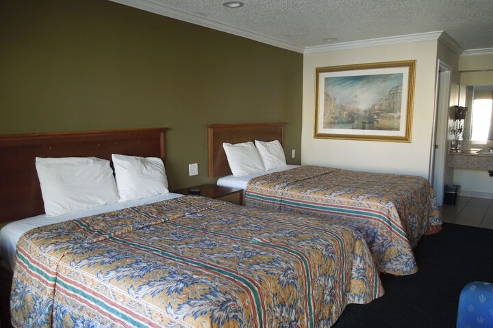 2 Queen Beds (2 of 7)