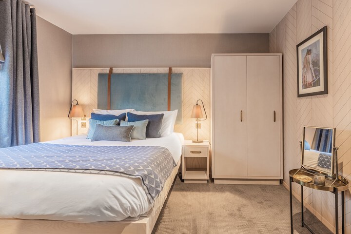 Room 32 of 76