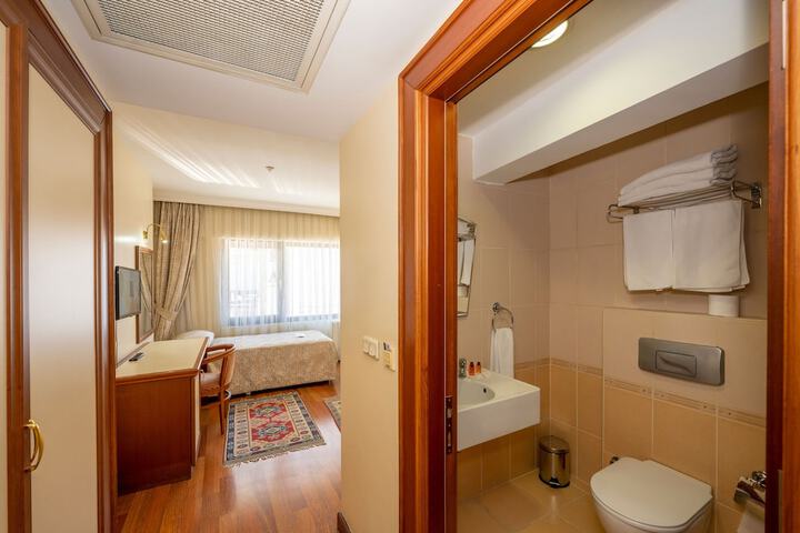 Room 4 of 41